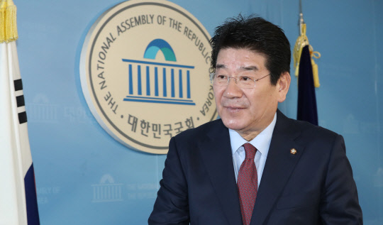 강석호 한국당 의원이 3일 국회 정론관에서 원내대표 경선 출마 선언 기자회견을 마친 뒤 정론관을 나서고 있다. 연합뉴스